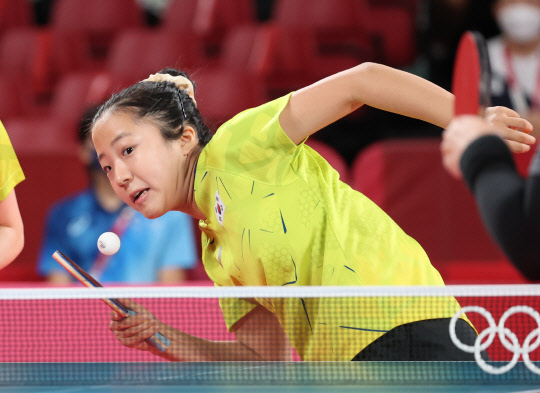 3일 일본 도쿄체육관에서 열린 도쿄올림픽 여자 탁구 단체전 8강 한국-독일. 신유빈이 서브를 넣고 있다. <도쿄=연합뉴스>